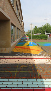 915093 Afbeelding van de 100 meter lange en 3 meter brede straatschildering die gemaakt wordt op de Emmy van ...